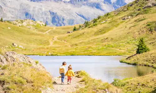 famille balade alpe d'huez été promenade lac sentiers